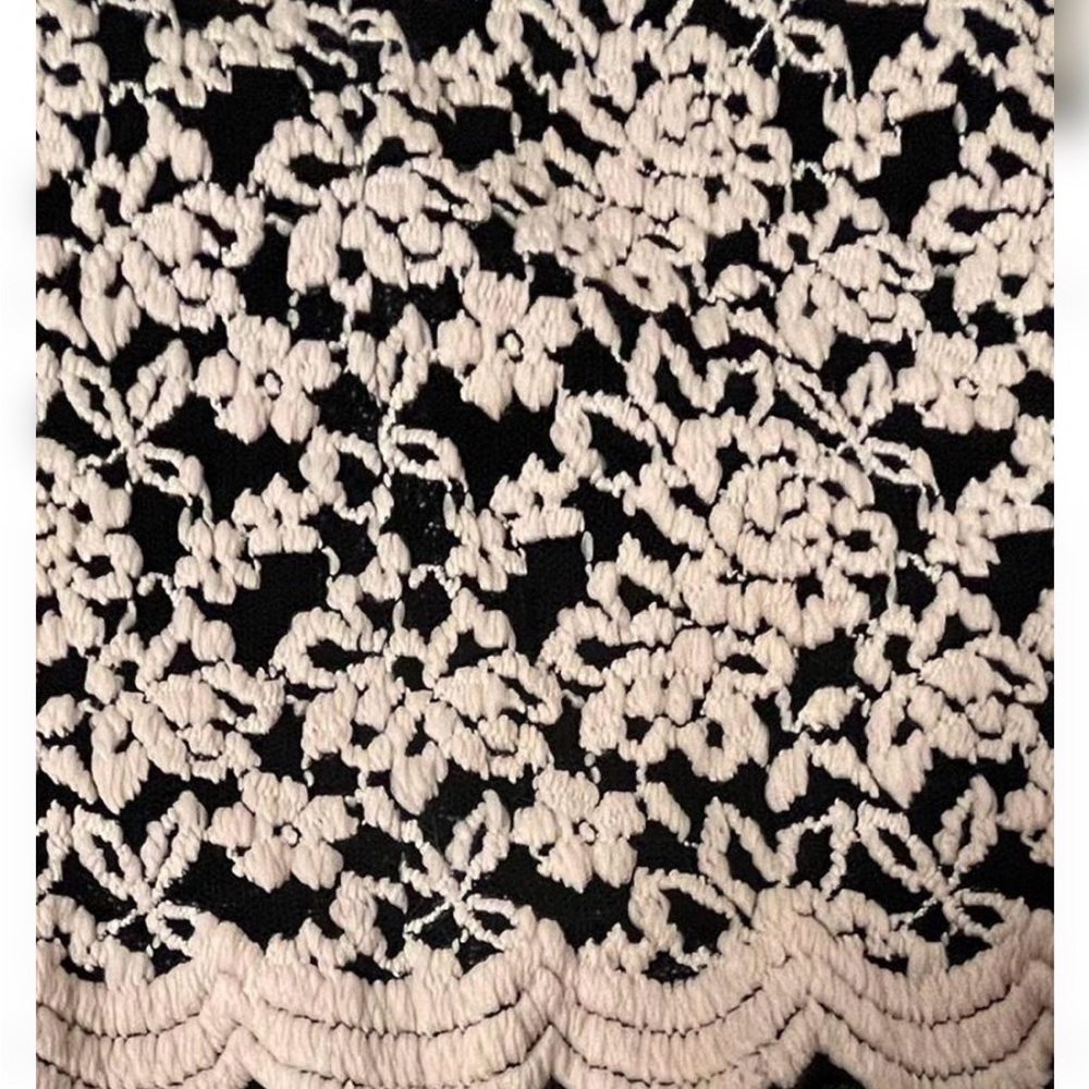 Alice + Olivia Black and Cream Floral Lace Dress open back - Picture 5 of 5